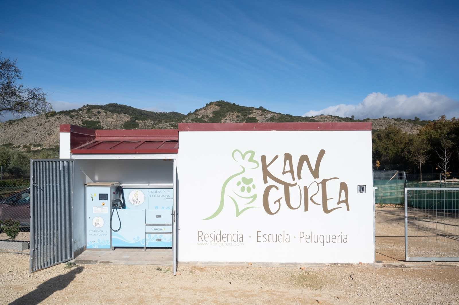 Fachada principal con el mural de Kan-gurea pintado a mano y la máquina de lavado autoservicio.