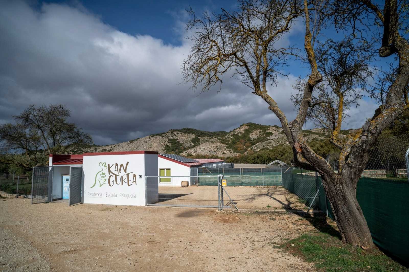 Fachada de Kan-gurea en Ayegui, con el mural de la marca pintado a mano, las placas solares del tejado y la sierra al fondo.