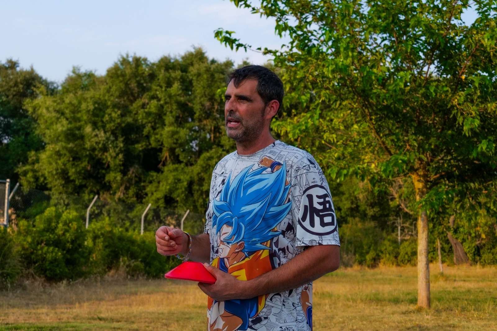 Neo Bosch, de pie en el campo, explicando durante una sesión.